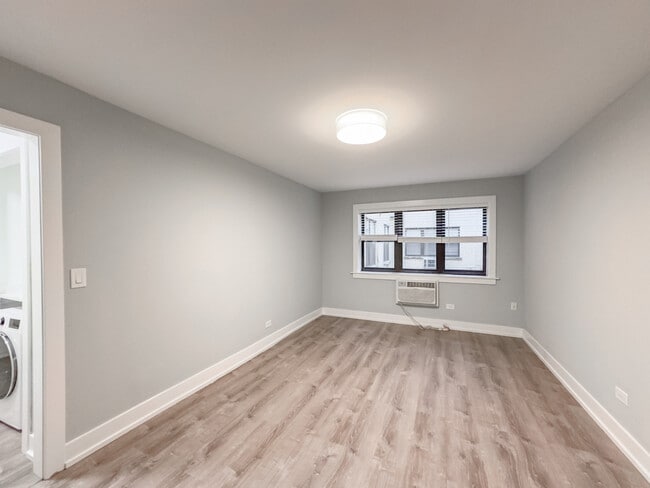 Building Photo - 448 W Barry Ave
