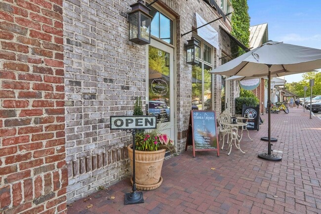 Building Photo - Spacious 5BR Home in Senoia — Golf Cart to Downtown