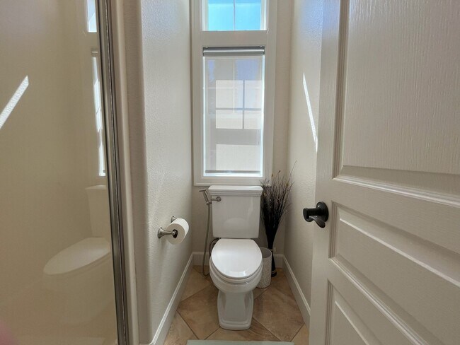 Building Photo - Elegant 4-Bedroom Luxury Home with Panoram...