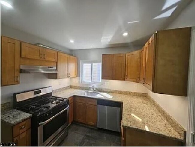 Building Photo - 437 Elm St