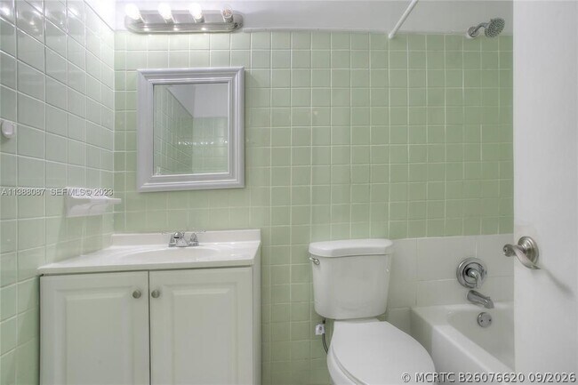 Building Photo - 10907 N Kendall Dr