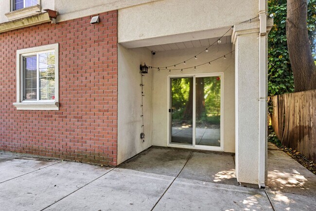 Building Photo - Gorgeous 3bed/2.5bath home near Curtis Park