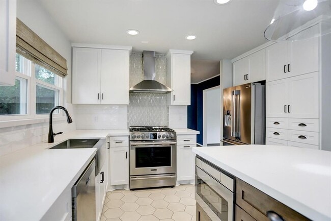 Building Photo - 2 Firewillow Pl