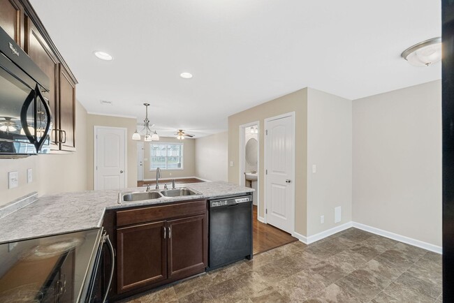 Building Photo - Two Bedroom in Governor's Crossing!