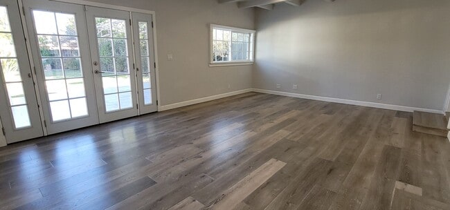 Building Photo - 2 Bed / 1 Bath Home with Gorgeous Backyard...