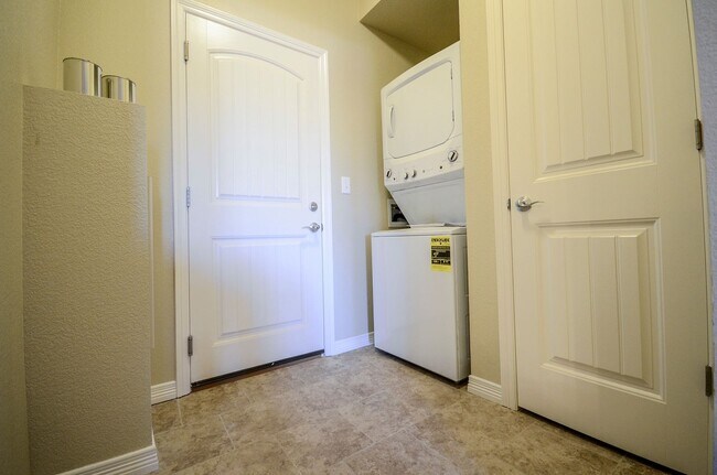 Building Photo - 3836 Manhattan Ave