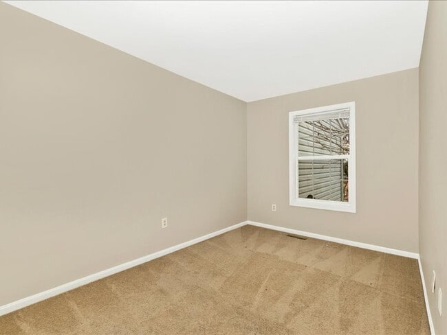 Building Photo - 584 Cotswold Ct