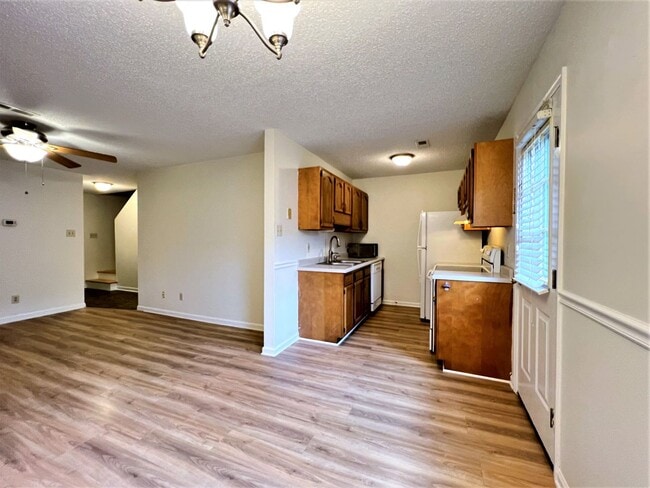 Building Photo - GREAT NORTHWEST LOCATION 2 BDRM / 2 BATH C...