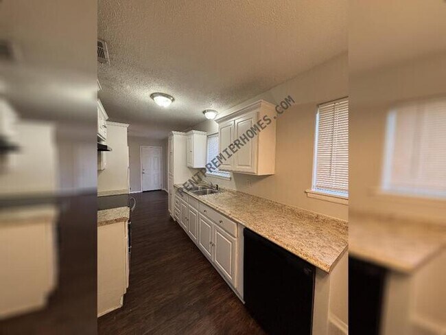 Building Photo - 1220 Twin Lakes Dr