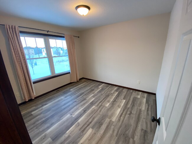 Building Photo - 906 Taft St S