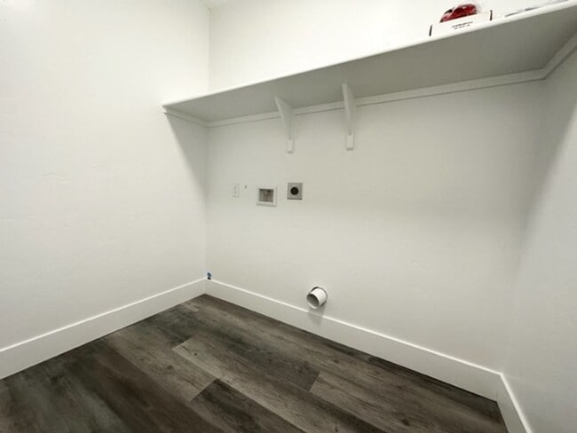 Building Photo - 1553 Clear Creek Dr