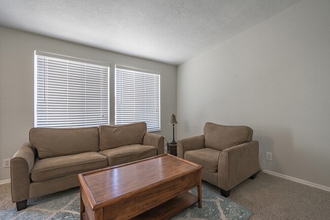 Building Photo - Great 3 bedroom and 2.5 bath home - 6 or 1...