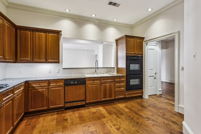 Building Photo - 2500 Peachtree Rd NW