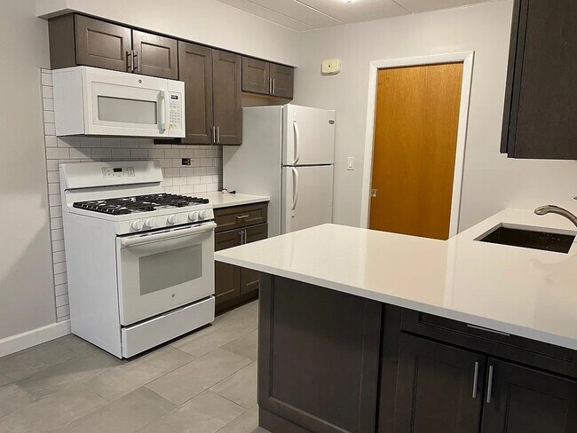 Building Photo - 819 E Miner St