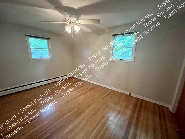 Building Photo - 493 Northfield Dr