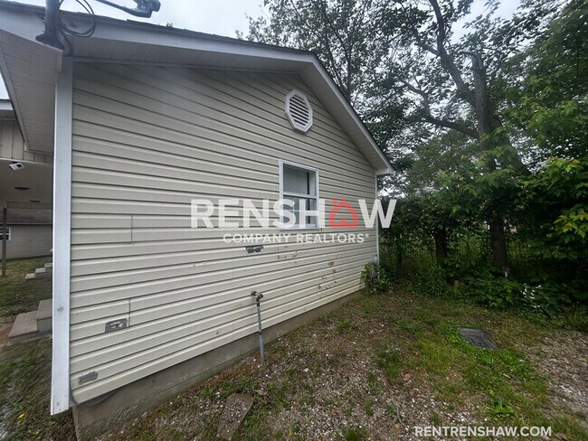 Building Photo - 392 Main St