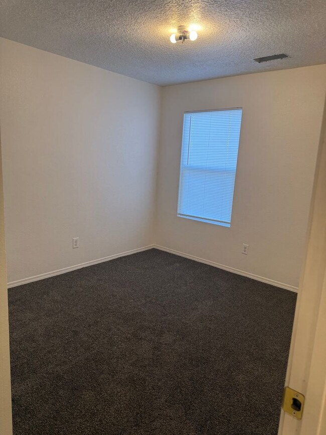 Building Photo - 3BR, 2BA, 2CG