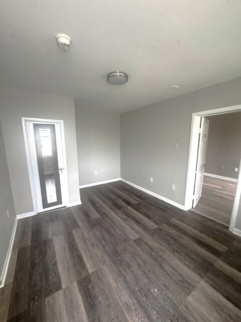Building Photo - 2917 Poplar Terrace