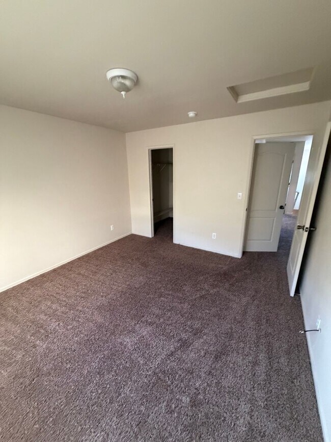 Building Photo - 585 Hart Dr