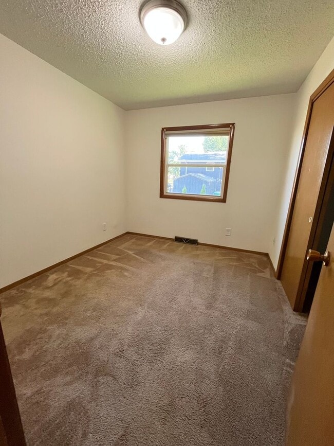 Building Photo - 2 Bed/1 Bath Duplex with Garage and Unfinished Basement!