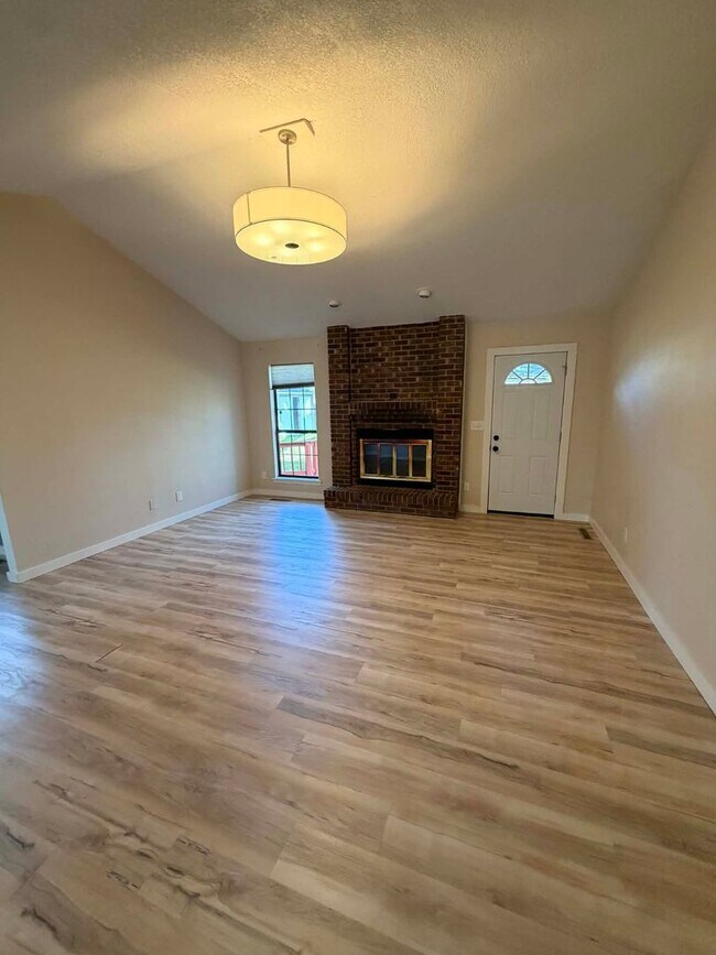 Building Photo - COMING SOON: COMFORT MEETS STYLE IN THIS SPACIOUS BEAUTIFUL 3 BEDROOM / 2 BATHROOM WITH XTRA ROOM...