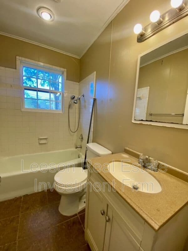 Building Photo - 9434 Woodcrest Dr