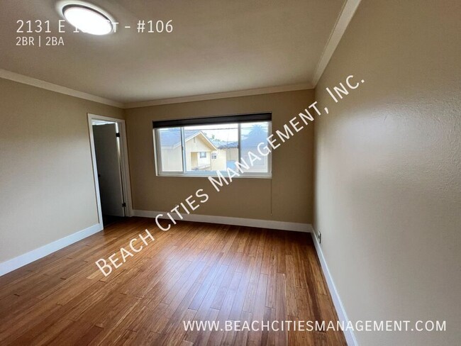 Building Photo - Condo located One Block from the Beach wit...