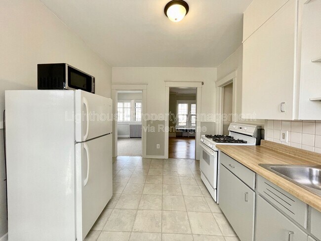 Building Photo - 231 Lyon St NE