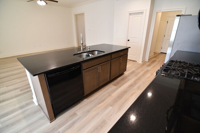 Building Photo - Trendy, 3 bedroom, 2 bath home in coveted Kenilworth Crossing Community near LSU