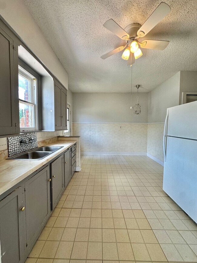 Building Photo - 302 S Van Buren St