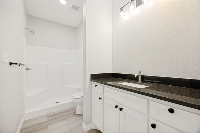 Building Photo - "Charming 3-Bed Home with Granite Elegance on East Pecan Street, Sherman, TX!"
