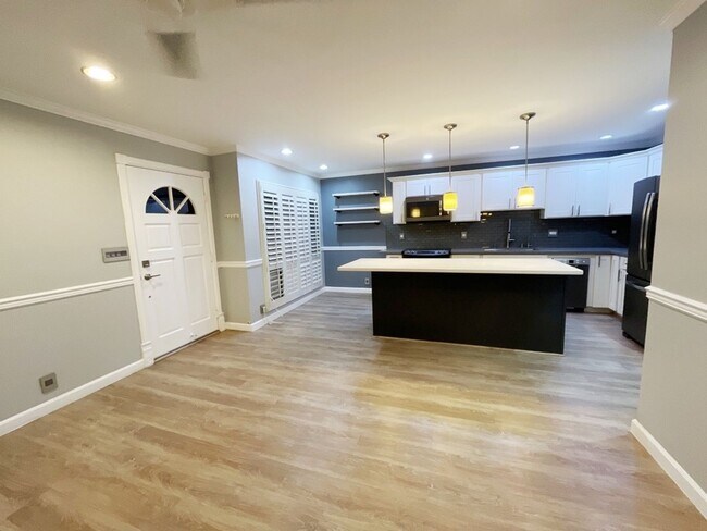 Building Photo - Waipio Gentry 2 bed, 1 bath, 2 parking wit...