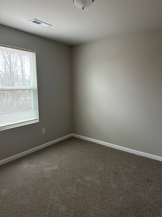 Building Photo - Beautiful 3-bedroom, 2.5-bath home in Greensboro