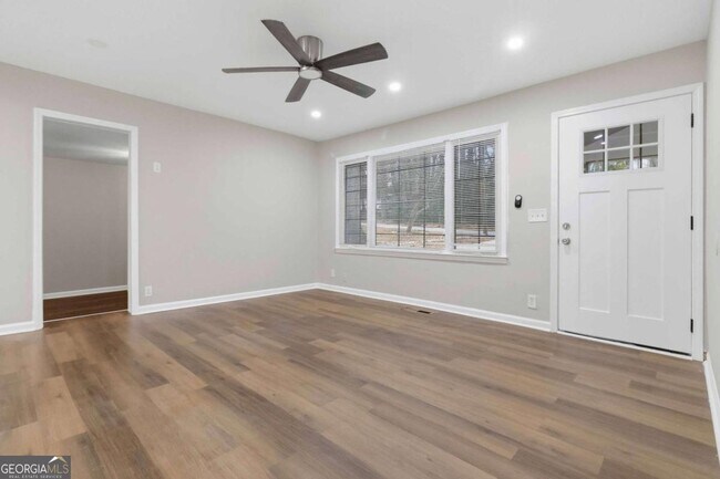 Building Photo - 2953 Meadowview Dr SE