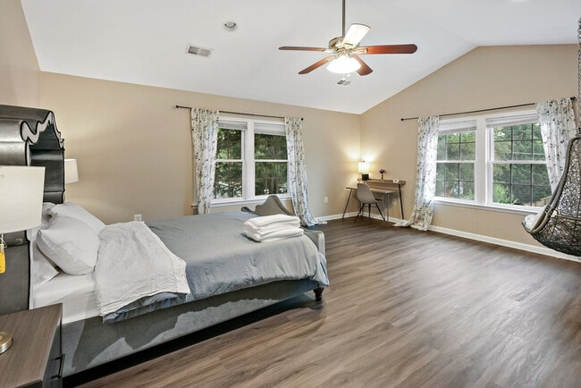 Building Photo - 9 S Walter Reed Dr