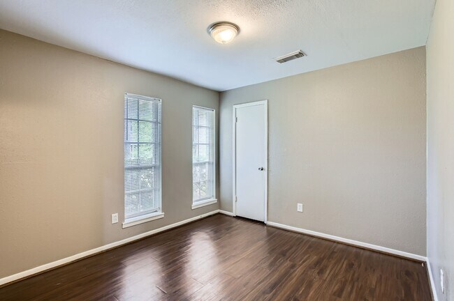 Building Photo - 5607 Circlegate Dr
