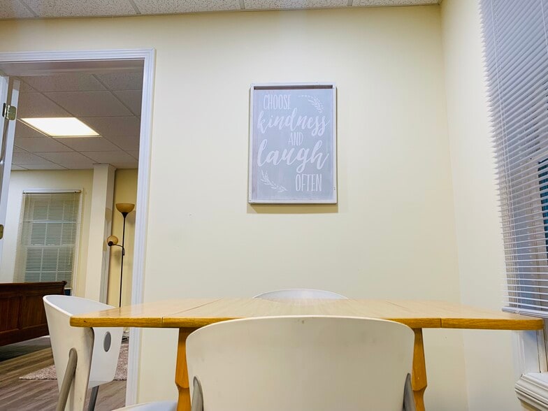 kitchen nook - 2337 Ashmel Ct SW