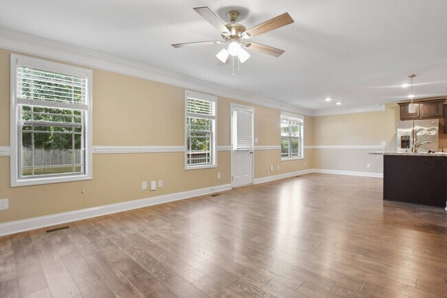Building Photo - Three Bedroom in Magnolia Place!