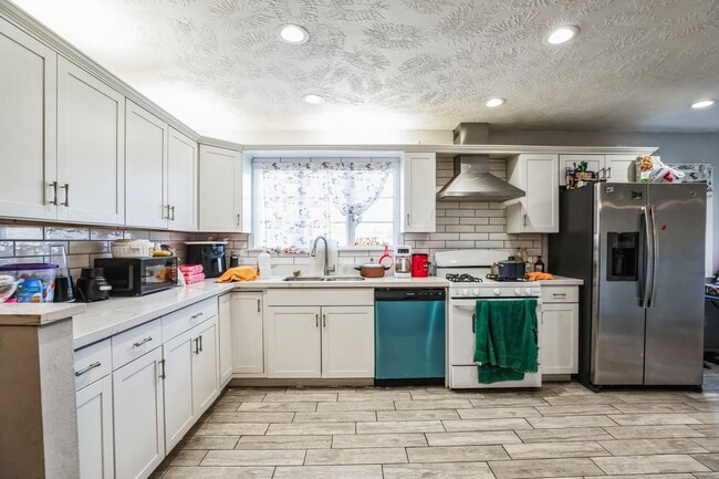 Primary Photo - 1301 Oaks Dr