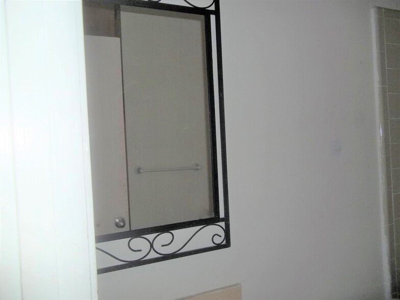 Building Photo - 913 Dryden Ave