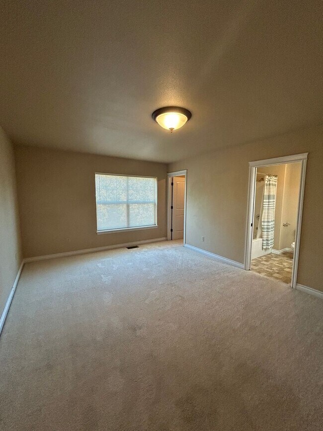 Building Photo - Columbia Falls 3 Bedroom Townhome!