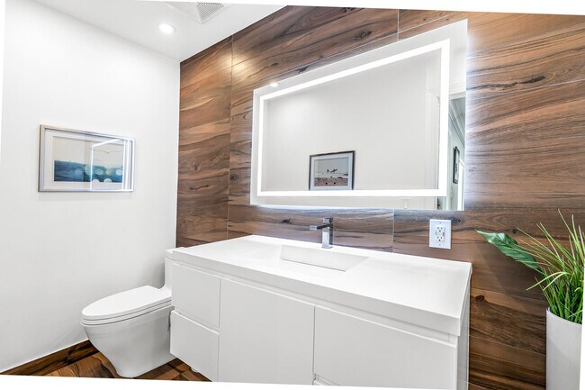 Building Photo - 2471 NE 46th St