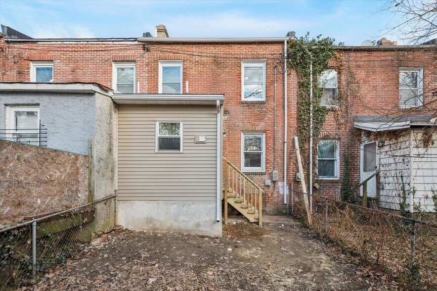 Building Photo - 1112 Johnson St