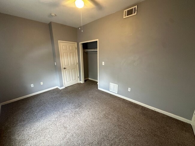 Building Photo - Updated 3-bed 1-bath upper home in Sunnyside with clean finishes and a fresh contemporary feel!
