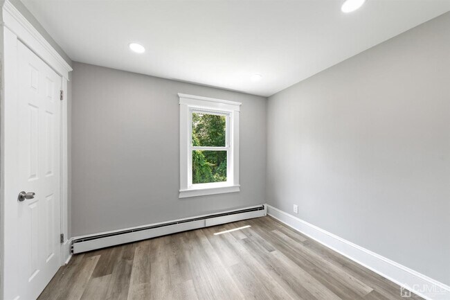 Building Photo - 28 Victoria Ave