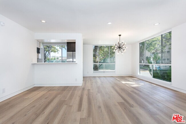 Building Photo - 301 Rexford Dr