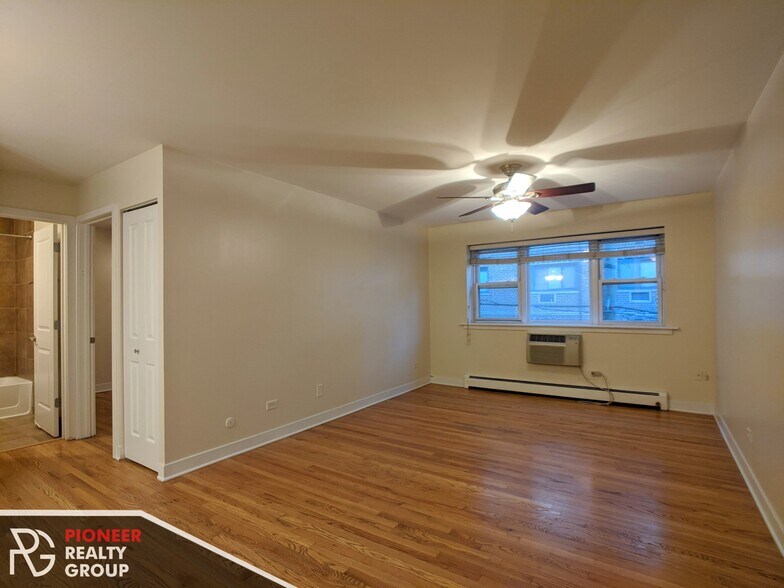 Primary Photo - 643 W Wrightwood Ave