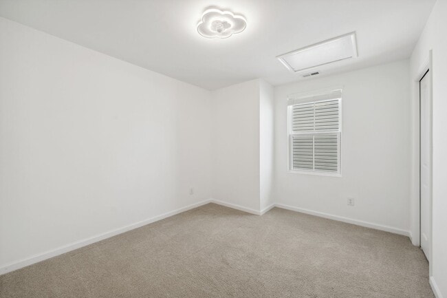 Building Photo - Light and bright 4 bed/ 2,5 bath with fenced back yard and practical glamour!