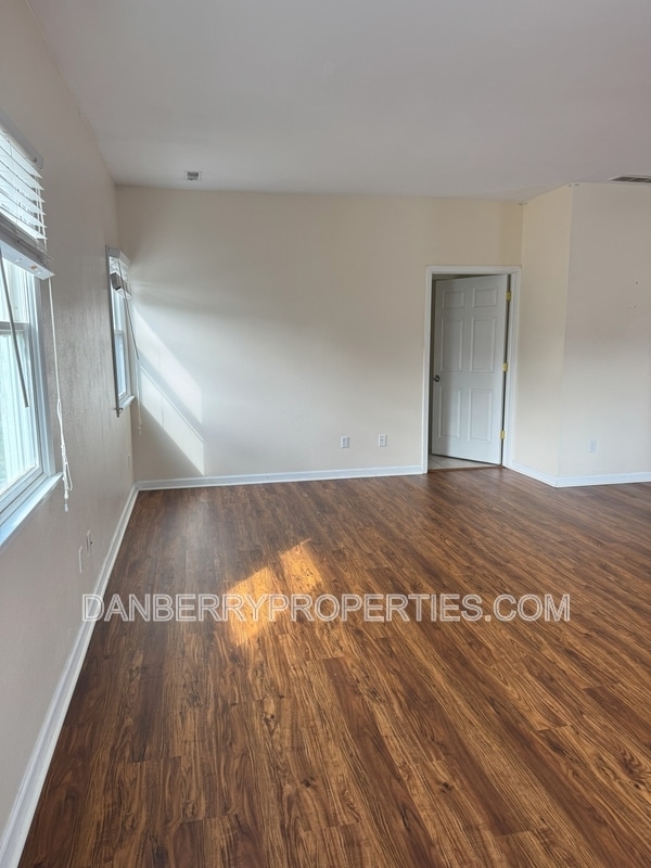 Building Photo - 808 Buckley St