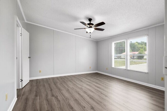 Building Photo - 3 Bed 2 Bath Home Close to Fort Bragg